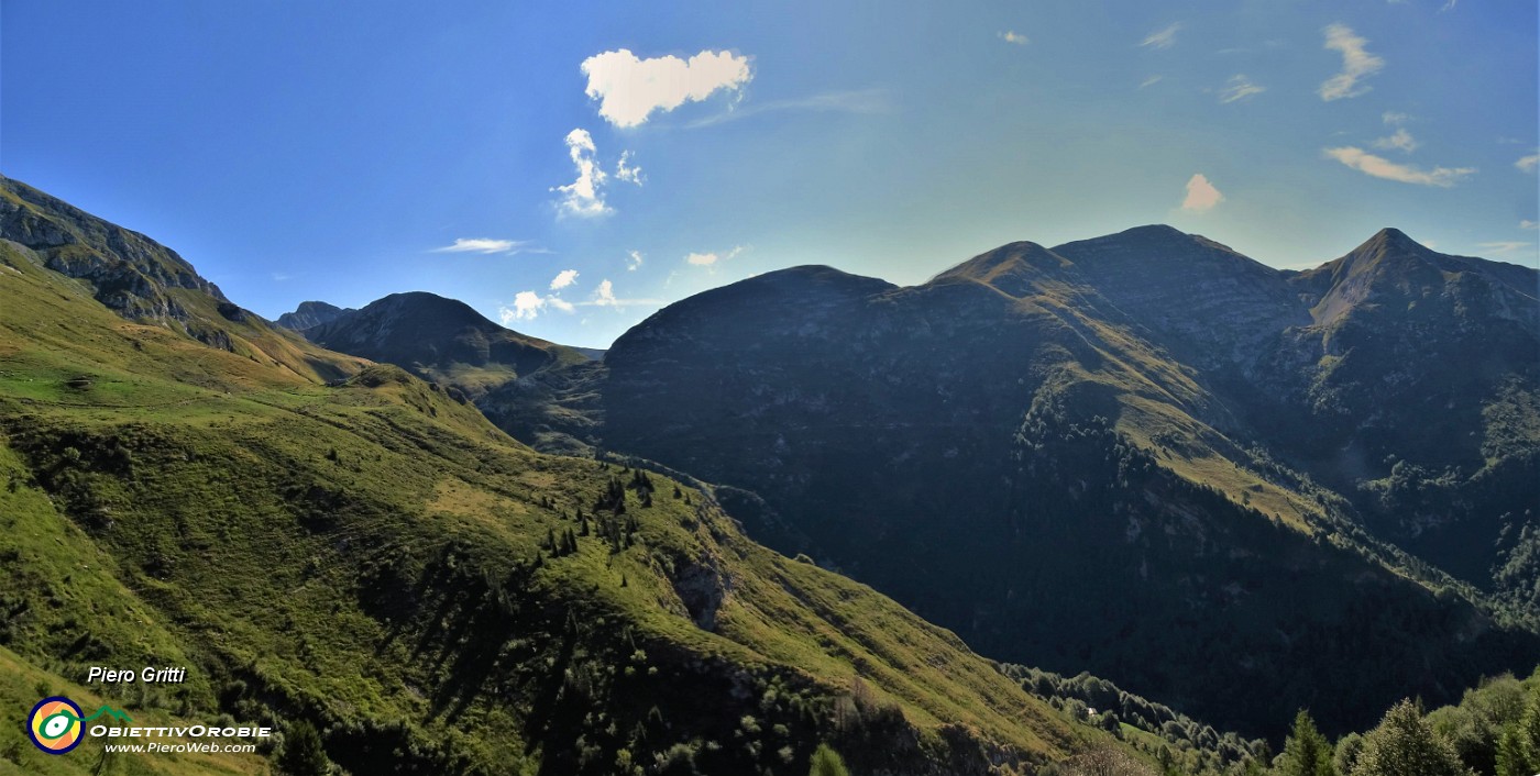 17 Vista da sx Baita Zuccone, Zucco Agnelli, Cimetto, Cima Foppazzi. Cima Grem.jpg